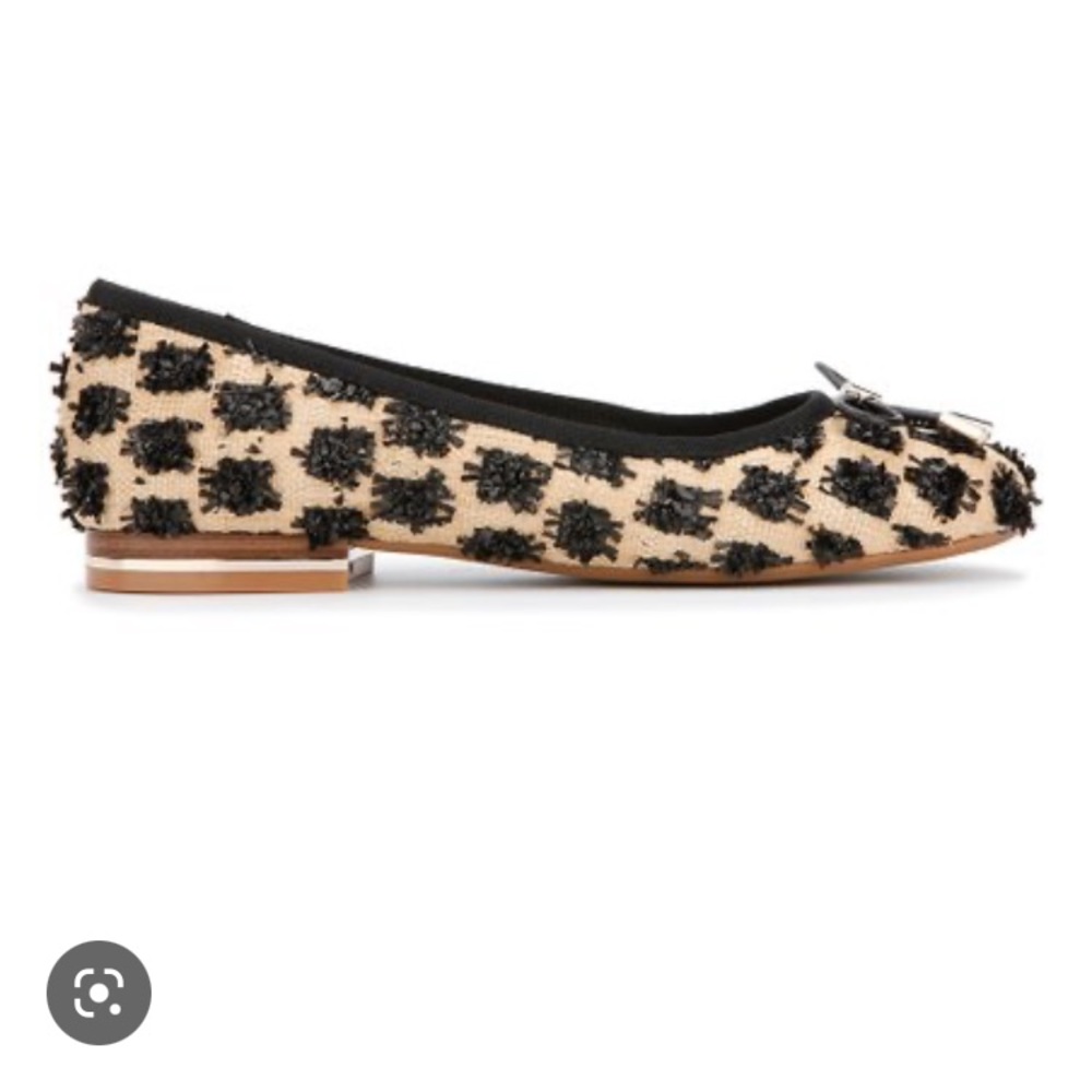 Show stopping Size 7 Kenneth Cole ballet flat with natural and black design.